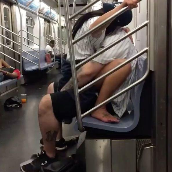 Ipostază inedită în care a fost surprins acest cuplu la metrou. Călătorilor nu le venea să creadă - FOTO 471496