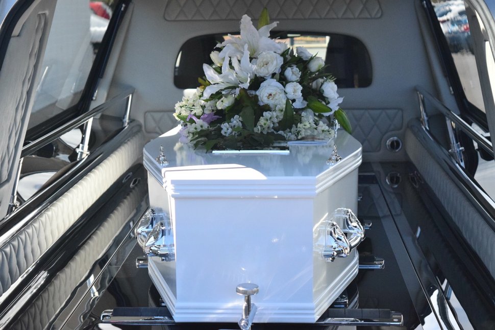Noi reguli pentru înmormântare! După câte ore, oamenii sunt obligați să-și conducă apropiații pe ultimul drum