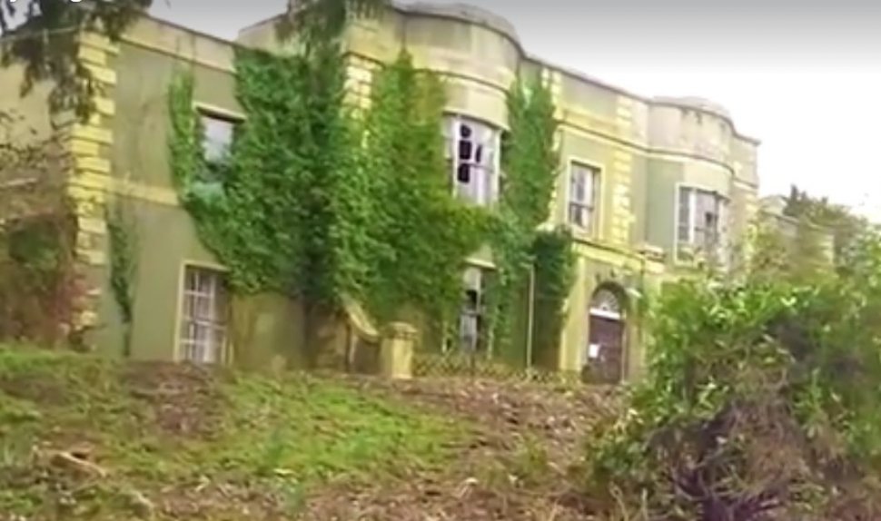 Se plimbau printr-o pădure când au dat peste o casă abandonată. Arăta ca un castel părăsit. Când au intrat înăuntru au avut un adevărat șoc. „Nu se poate așa ceva!” (GALERIE FOTO+VIDEO)