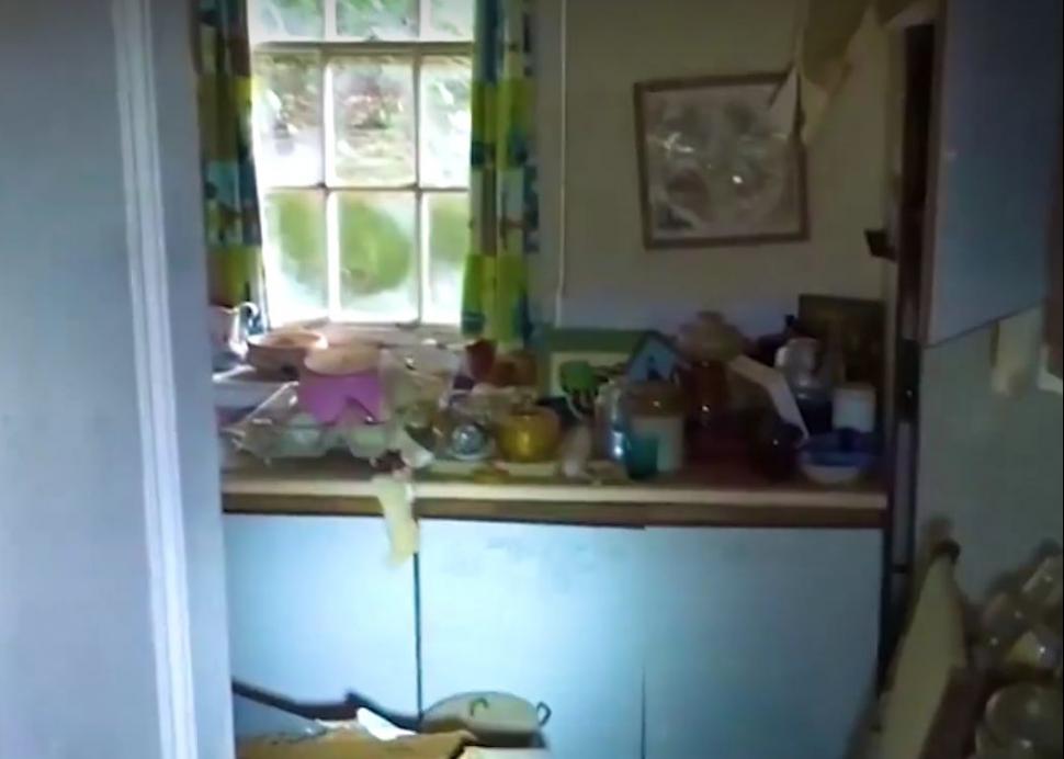 Se plimbau printr-o pădure când au dat peste o casă abandonată. Arăta ca un castel părăsit. Când au intrat înăuntru au avut un adevărat șoc. „Nu se poate așa ceva!” (GALERIE FOTO+VIDEO) 471941