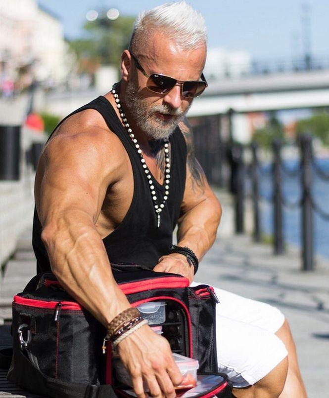 Acest tânăr a cheltuit o avere ca să arate ca un moș. Prietenii credeau că a înnebunit, dar acum toți vor să fie ca el. Cum arată – GALERIE foto 472285