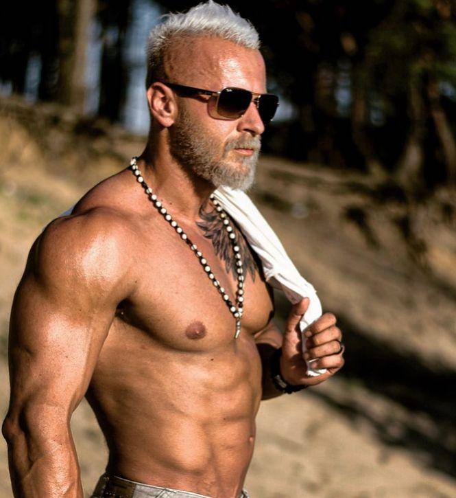 Acest tânăr a cheltuit o avere ca să arate ca un moș. Prietenii credeau că a înnebunit, dar acum toți vor să fie ca el. Cum arată – GALERIE foto 472286