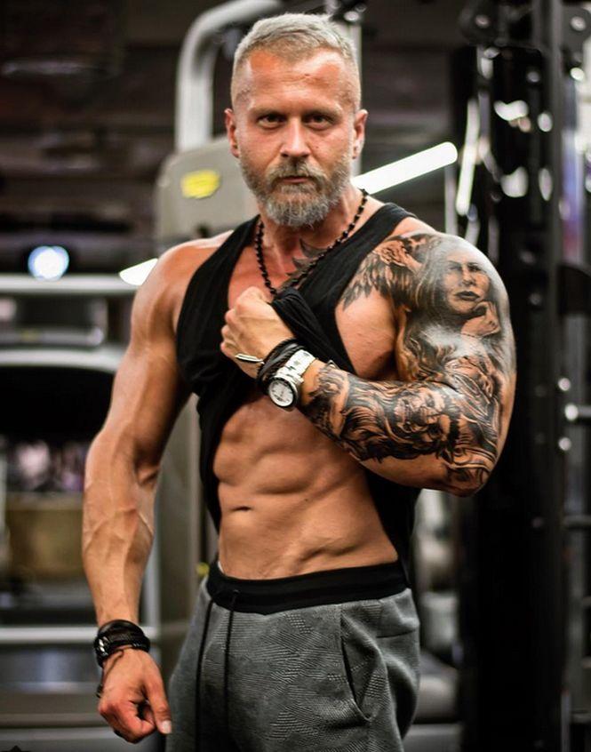 Acest tânăr a cheltuit o avere ca să arate ca un moș. Prietenii credeau că a înnebunit, dar acum toți vor să fie ca el. Cum arată – GALERIE foto 472288