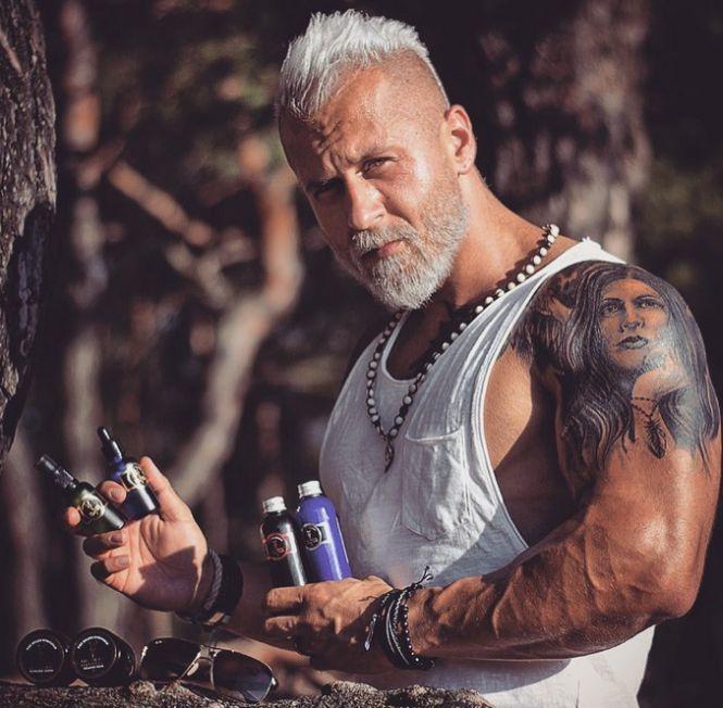 Acest tânăr a cheltuit o avere ca să arate ca un moș. Prietenii credeau că a înnebunit, dar acum toți vor să fie ca el. Cum arată – GALERIE foto 472289