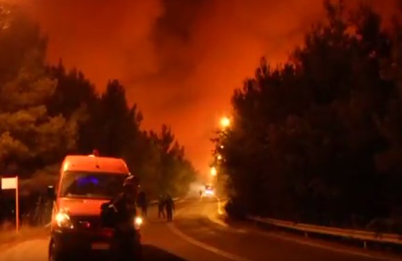 Alertă în Grecia! Un incendiu de vegetaţie ameninţă locuinţele de pe insula Kefalonia - VIDEO