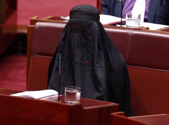 Motivul pentru care o senatoare a mers în Parlament îmbrăcată în burqa