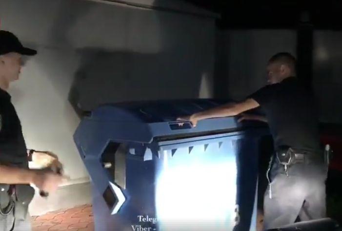 Polițiștii au fost chemați să investigheze o posibilă bombă într-un tomberon. Nu le-a venit să creadă ce văd ochilor atunci când au ridicat capacul (FOTO+VIDEO) 472345