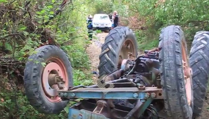 Tragedie în Bistrița. Un bărbat a fost strivit de propriul tractor - VIDEO