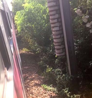 Tragedie pe calea ferată! Primele imagini de la locul în care o femeie și trei copii au sfârșit sub roțile trenului