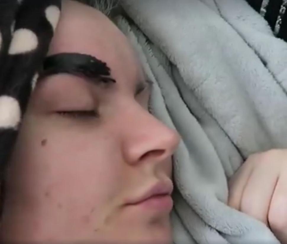 Cu o seară înainte, iubita lui băuse prea mult. Așa că a decis să o pedepsească. În timp ce femeia dormea, bărbatul a făcut ceva total neașteptat. Când femeia s-a trezit și s-a uitat în oglindă a avut un adevărat șoc (FOTO+VIDEO) 472642