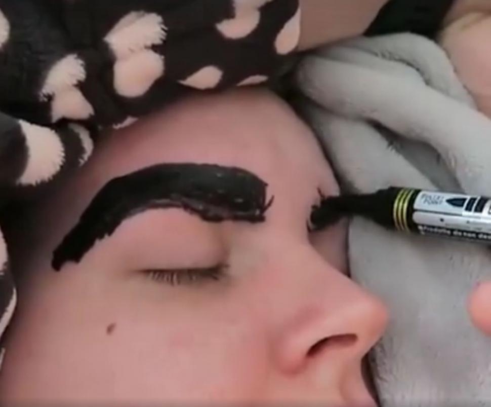 Cu o seară înainte, iubita lui băuse prea mult. Așa că a decis să o pedepsească. În timp ce femeia dormea, bărbatul a făcut ceva total neașteptat. Când femeia s-a trezit și s-a uitat în oglindă a avut un adevărat șoc (FOTO+VIDEO) 472643