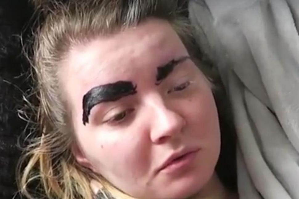 Cu o seară înainte, iubita lui băuse prea mult. Așa că a decis să o pedepsească. În timp ce femeia dormea, bărbatul a făcut ceva total neașteptat. Când femeia s-a trezit și s-a uitat în oglindă a avut un adevărat șoc (FOTO+VIDEO) 472644