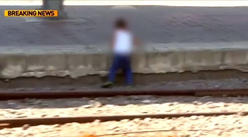 Imagini halucinante: Copil lăsat să se joace pe șine, în Gara de Nord