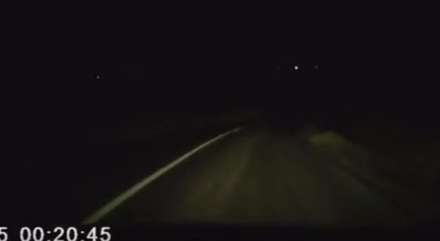 Imagini șocante filmate de un șofer din România. Mergea pe un drum județean când a văzut cum prin fața sa trece ceva neobișnuit. Nu i-a venit să creadă ochilor. „Te trec fiorii” (FOTO+VIDEO) 