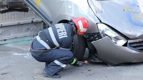 Accident grav în județul Prahova. Cinci oameni au fost răniţi, după ce maşina în care se aflau s-a izbit de un cap de pod