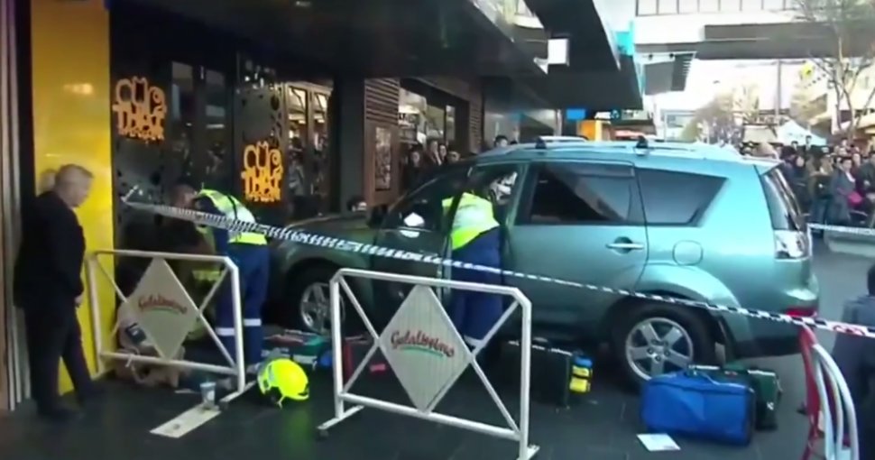 O maşină a intrat într-o zonă pietonală a unui centru comercial din Sydney. Cinci persoane au fost rănite - VIDEO