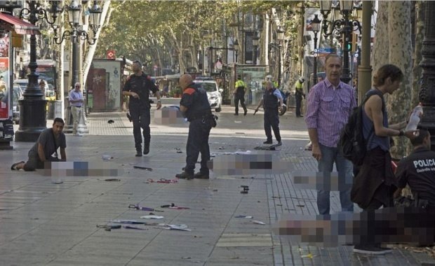 Și-a salvat copiii aruncându-se în fața camionului ucigaș, în atentatul de la Barcelona