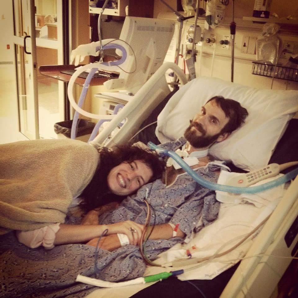 A observat ceva ciudat la mâinile lui, la prima întâlnire. Patru luni mai târziu, medicii i-au spus că nu va mai putea merge. Semnul pe care l-a ignorat 473100