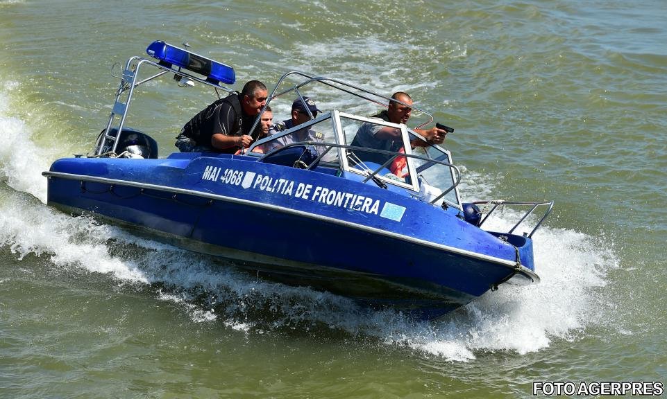 Alertă în largul mării, la Mangalia. Un pescador cu zeci de migranţi la bord a fost interceptat de poliţiştii de frontieră