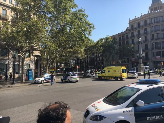 Alertă la Barcelona. Poliţia a evacuat Placa de Catalunya - VIDEO