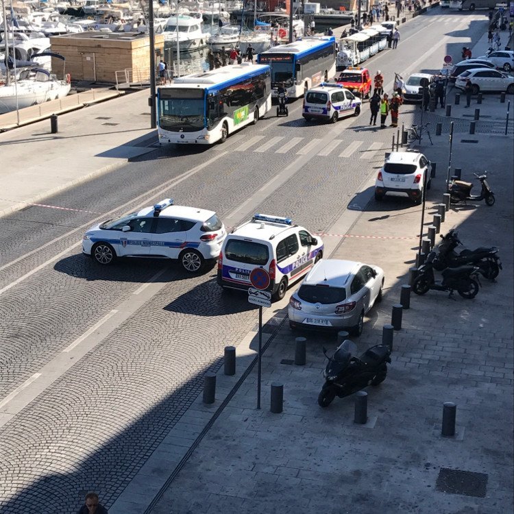 INCIDENT în Marsilia în urmă cu puțin timp! O maşină a intrat în oamenii dintr-o statie de autobuz - UN MORT - Poliția, de urgență la fața locului