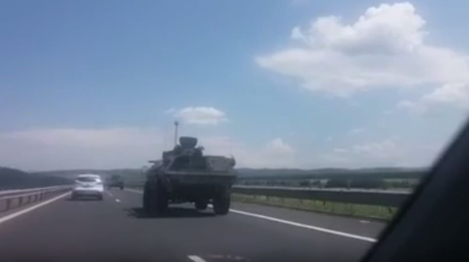 O mașină a trupelor NATO, implicată într-un accident pe autostradă