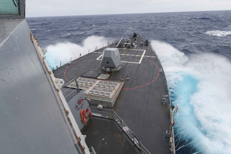 O navă militară americană a intrat în coliziune cu un vas comercial la est de Singapore: 10 marinari dispăruţi 