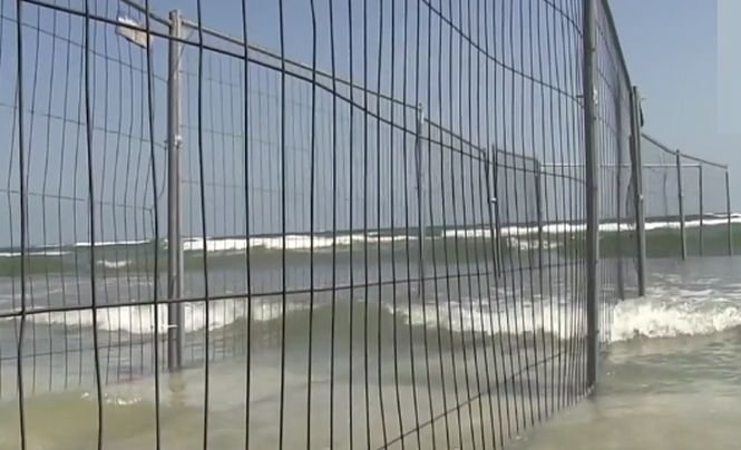 Situaţie revoltătoare pe litoral! O plajă este blocată de un gard, în staţiunea Mamaia