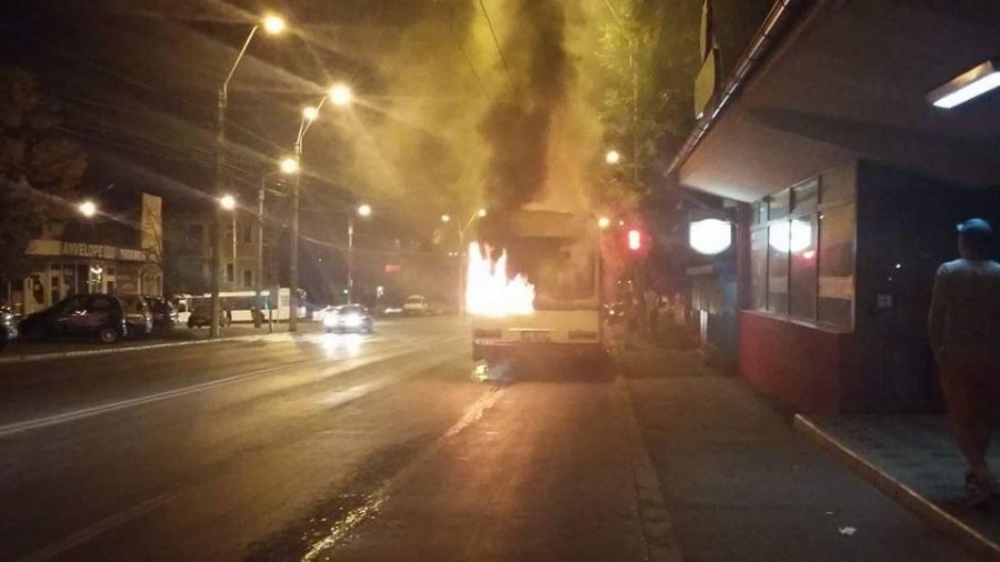 Un autobuz al societăţii de transport public din Galați a luat foc