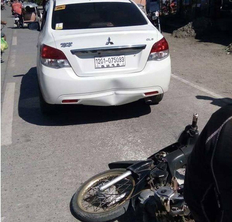 Conducea regulamentar, când a fost lovit din spate de un motociclist. S-a dat jos din mașină să facă scandal, dar a văzut ceva pe pământ care l-a făcut să se răzgândească. Ce a urmat este uluitor (FOTO) 473371