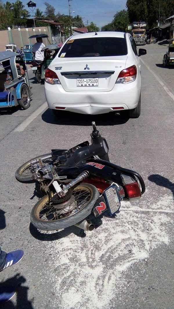 Conducea regulamentar, când a fost lovit din spate de un motociclist. S-a dat jos din mașină să facă scandal, dar a văzut ceva pe pământ care l-a făcut să se răzgândească. Ce a urmat este uluitor (FOTO) 473372