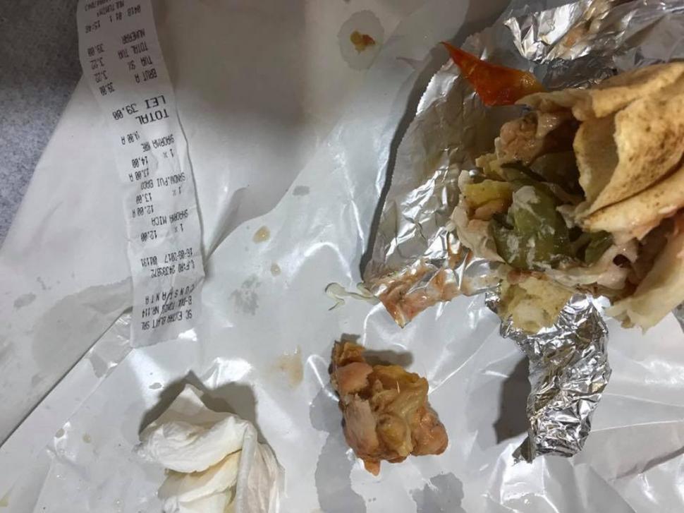 Descoperire șocantă făcută de o constănțeancă, după ce a mușcat dintr-o șaorma (FOTO) 473424