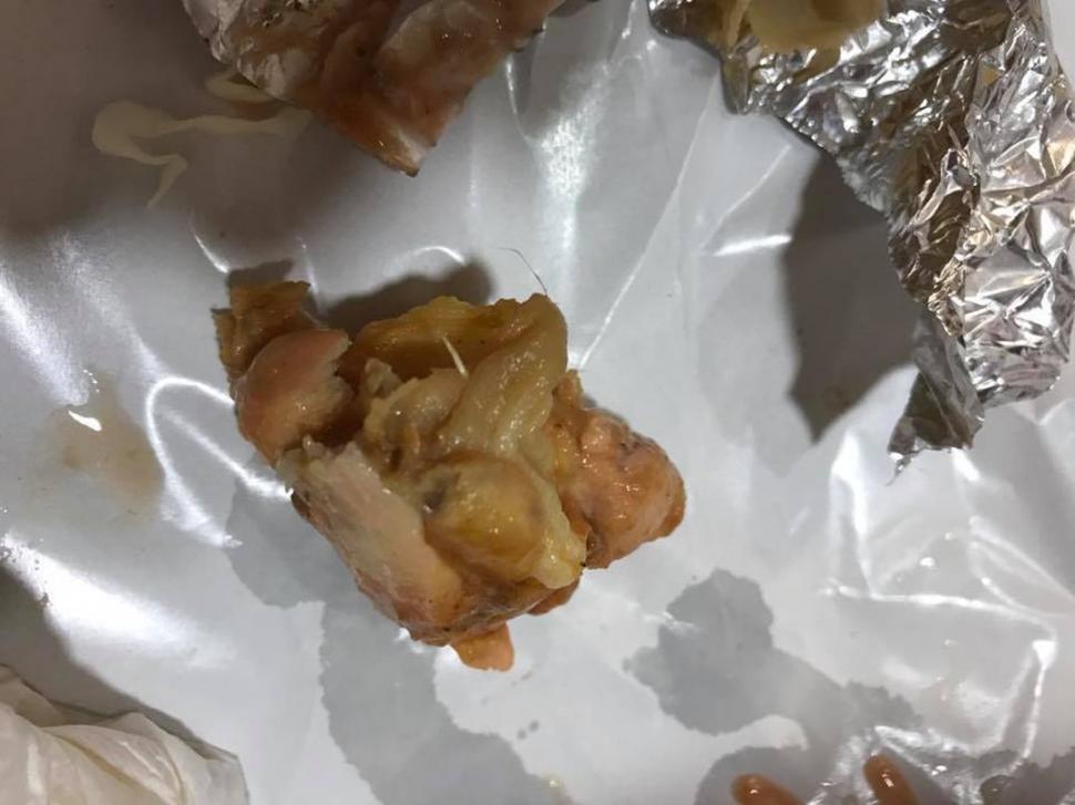 Descoperire șocantă făcută de o constănțeancă, după ce a mușcat dintr-o șaorma (FOTO) 473425