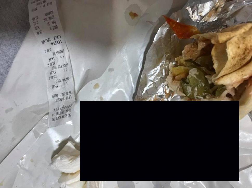 Descoperire șocantă făcută de o constănțeancă, după ce a mușcat dintr-o șaorma (FOTO) 473426