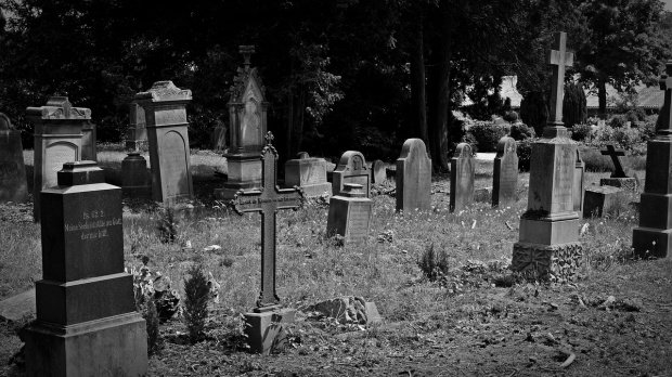 Descoperire șocantă într-un cimitir din Neamț. Două femei au trăit spaima vieții lor