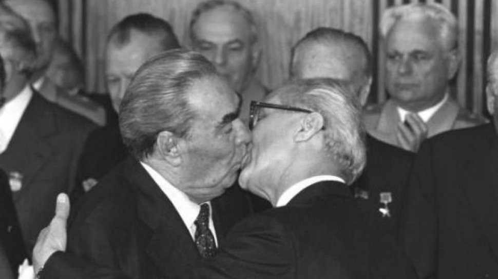 Povestea sărutului dintre doi lideri politici care a şocat întreaga lume