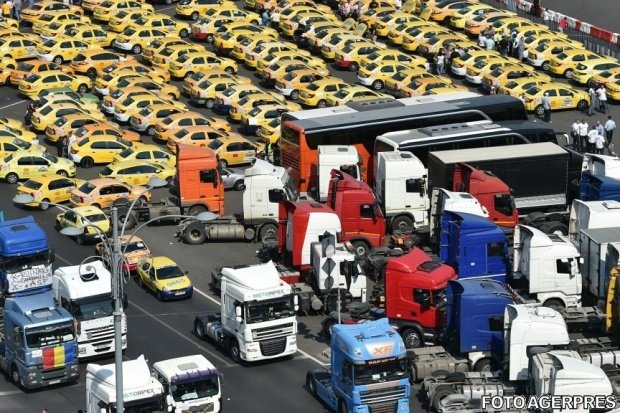 Transportatorii se pregătesc de protest, cu ocazia vizitei preşedintelui Franței în România