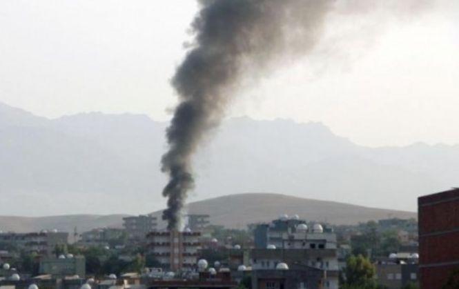 Atentat în Afganistan. Un kamikaze s-a aruncat în aer cu o maşină plină de explozivi. Sunt zeci de victime