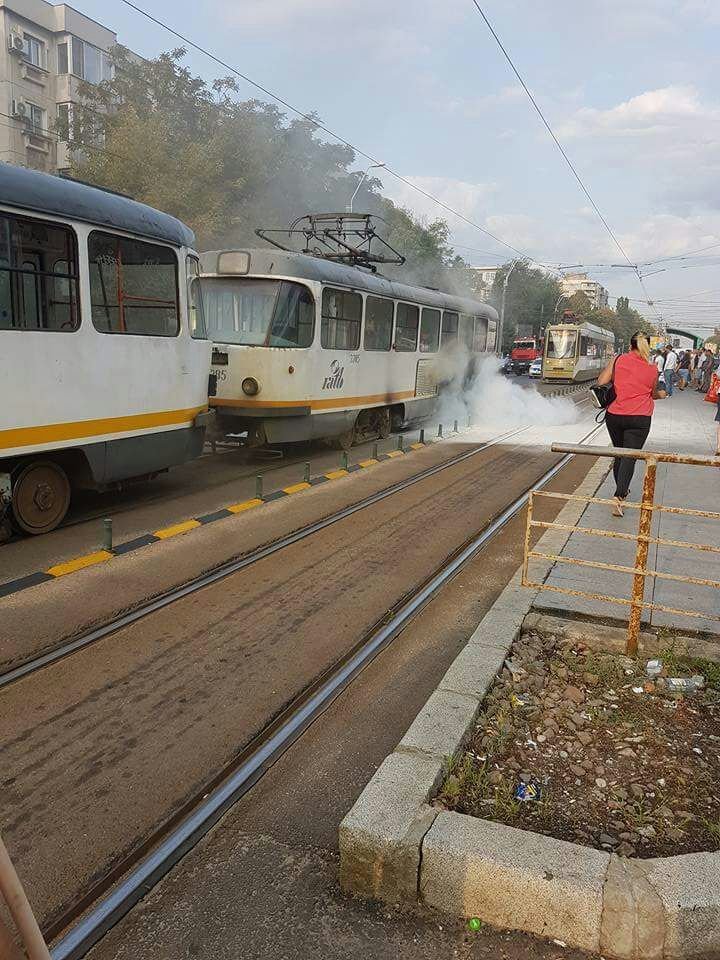 Tramvai în flăcări în zona Cotroceni din Capitală. Patru pasageri, la spital după ce au încercat să sară din tramvaiul în mers  