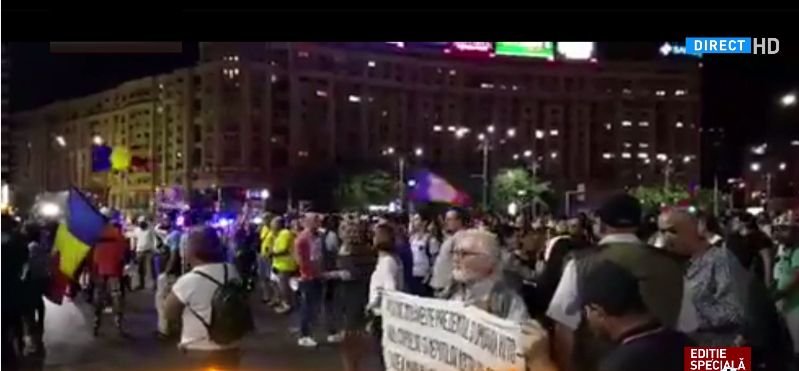Un grup de protestatari a blocat circulația în Piața Victoriei - FOTO și VIDEO