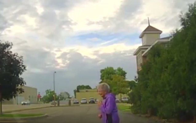 Are 92 de ani și a fost surprinsă dansând singură pe stradă. Reacția incredibilă a unei polițiste - VIDEO