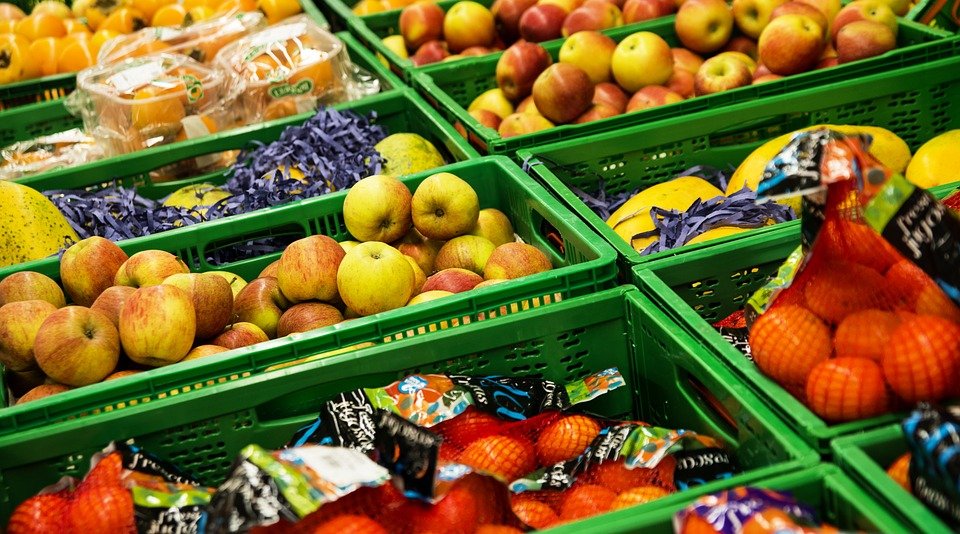 Producţia-record de fructe şi legume riscă să fie aruncată. Marile magazine preferă marfa din import