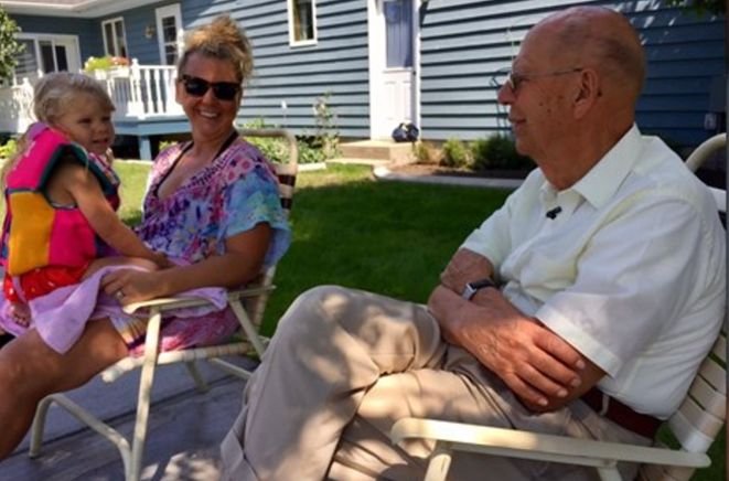 Soția lui murise cu puțin timp în urmă. Bătrânul de 94 de ani nu a mai stat pe gânduri și a luat o decizie uluitoare. Toți vecinii au rămas fără cuvinte când au văzut ce face bărbatul. Nu s-a mai pomenit așa ceva! - VIDEO