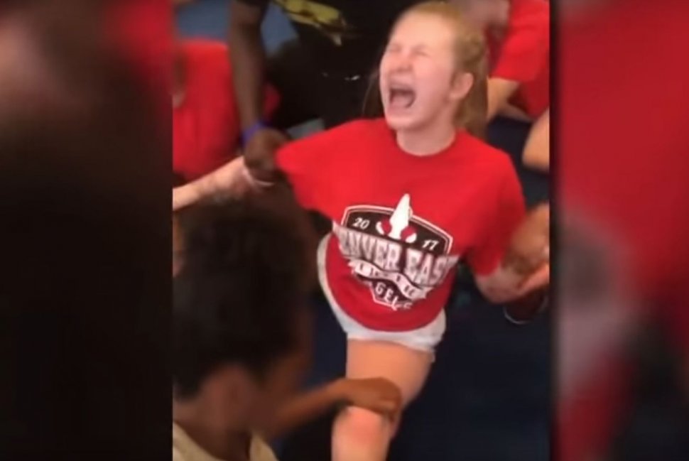 Imagini șocante dintr-o școală! O adolescentă urlă de durere, în timp ce este forțată de profesor să facă șpagatul (VIDEO)