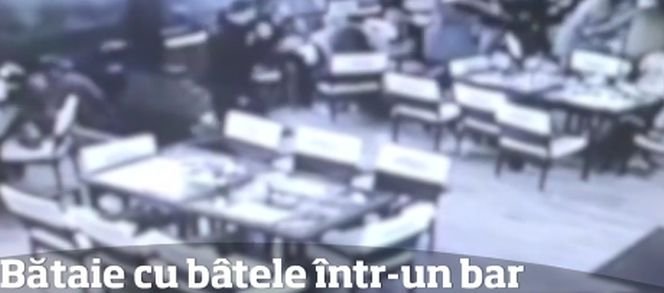 Imagini şocante surprinse într-un bar din Fălticeni. Bătaie generală cu bâte, sticle și săbii - VIDEO