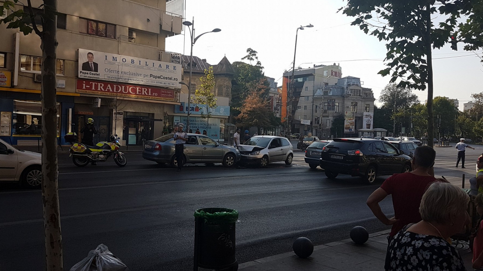 Impact frontal în centrul Bucureștiului. Circulație bulversată