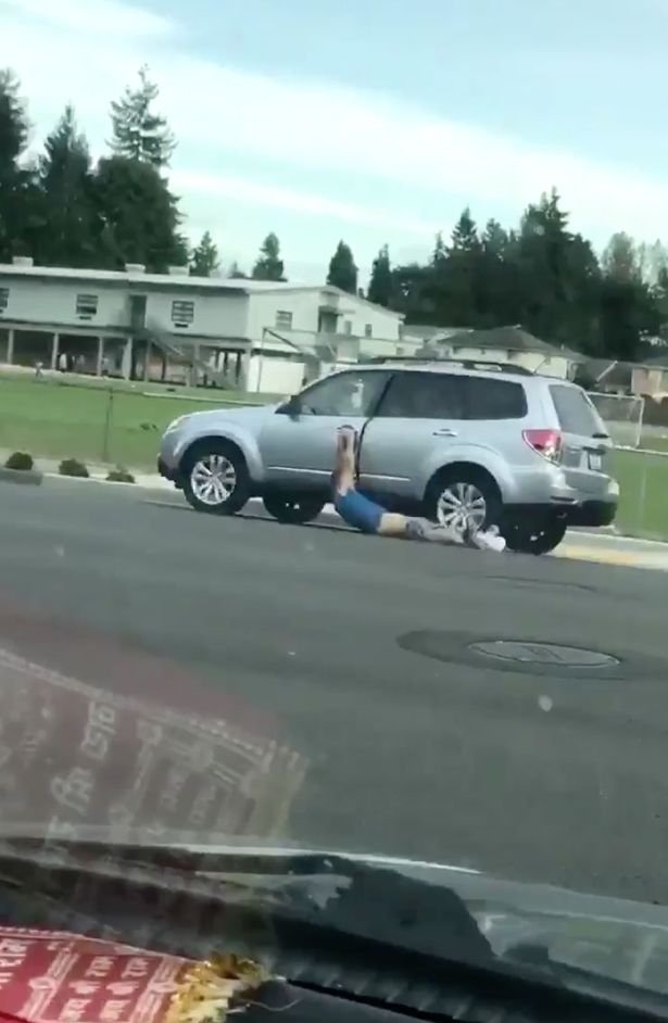 Imagini șocante pe o șosea! Un bărbat pe jumătate gol, târât de un șofer pe lângă mașină. Ce explicație a avut conducătorul auto pentru gestul său (FOTO+VIDEO)