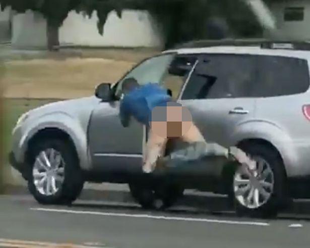 Imagini șocante pe o șosea! Un bărbat pe jumătate gol, târât de un șofer pe lângă mașină. Ce explicație a avut conducătorul auto pentru gestul său (FOTO+VIDEO) 475041