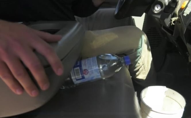 Nu lăsa niciodată o sticlă cu apă în mașină! Cum poate izbucni un incendiu - VIDEO