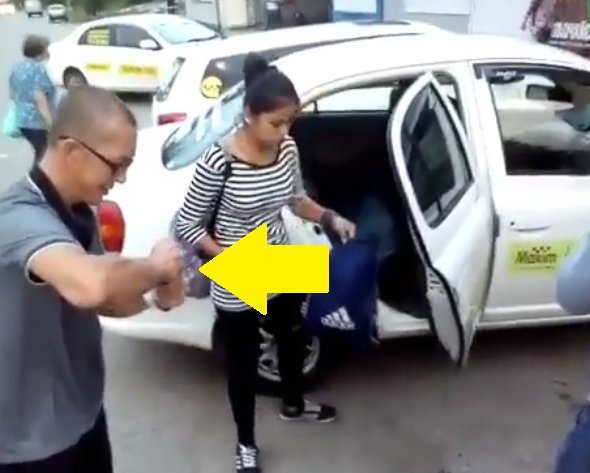 Cum a umilit un taximetrist două cliente care nu au avut bani pentru cursă. Fetele au acceptat totul fără să se opună - VIDEO 